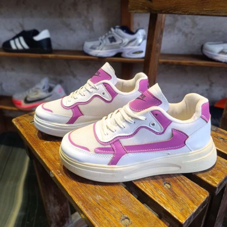 کتونی اسپرت مدل Nike سفید صورتی