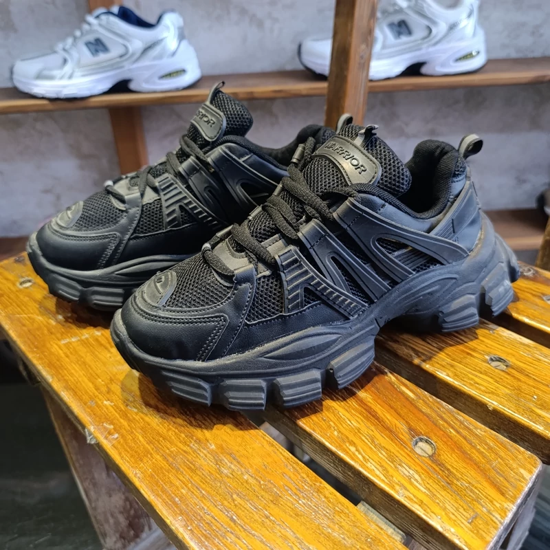 کتانی زنانه مشکی لژ دار سایز 37