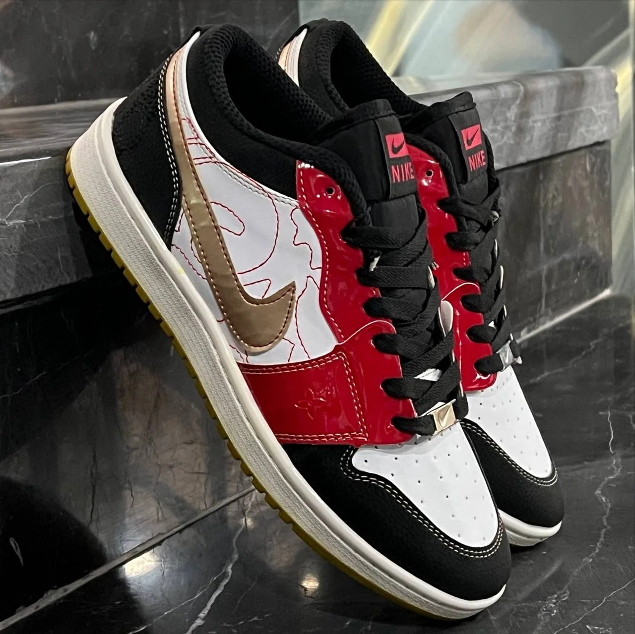 کفش کتانی مردانه نایک جردن 1 سفید قرمز مشکی نایک طلایی حراجی Nike Jordan 1