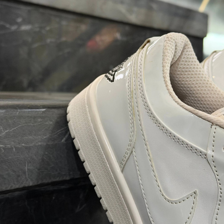 کفش کتانی مردانه نایک جردن 1 سفید تمام ورنی حراجی Nike Jordan 1