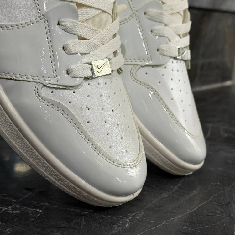 کفش کتانی مردانه نایک جردن 1 سفید تمام ورنی حراجی Nike Jordan 1