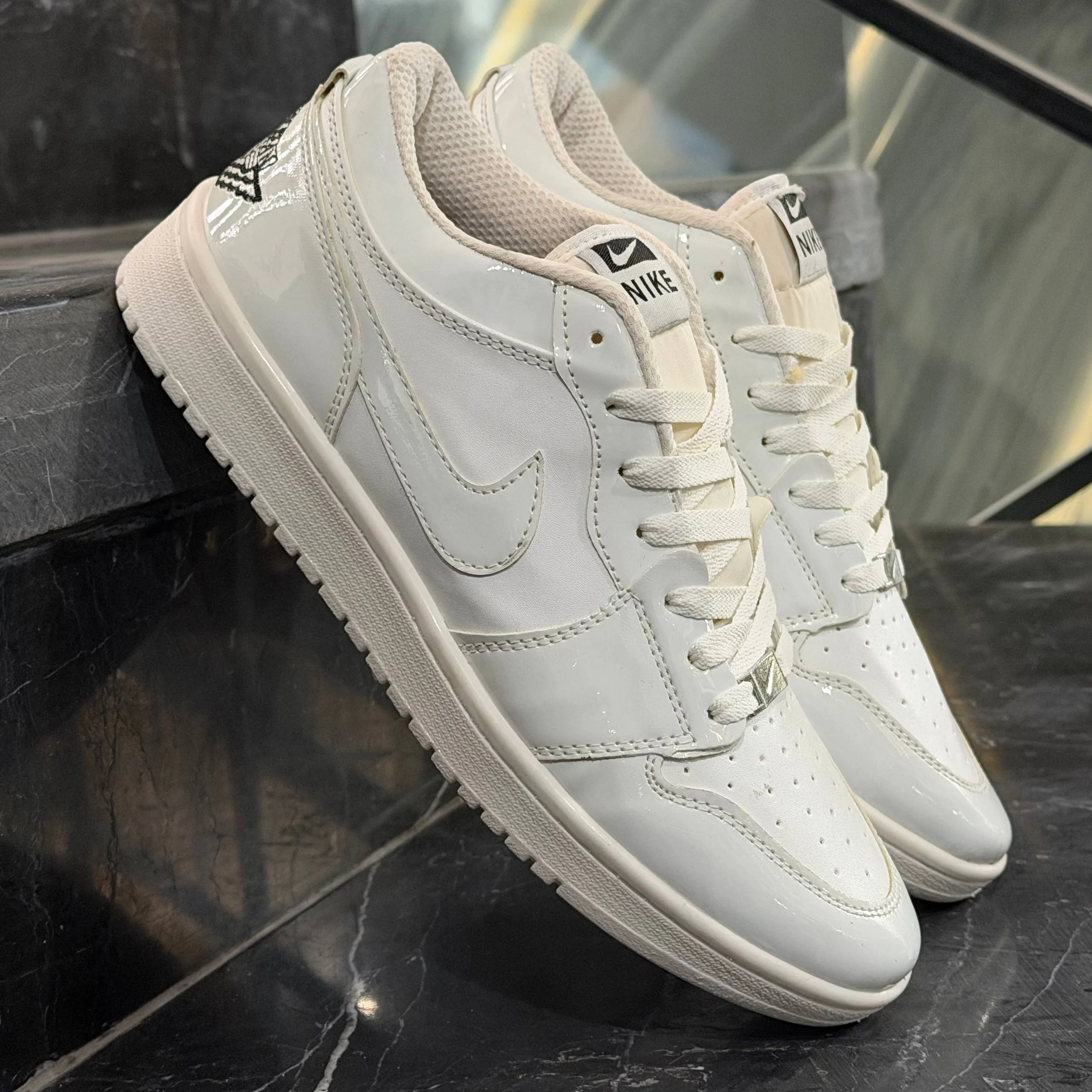 کفش کتانی مردانه نایک جردن 1 سفید تمام ورنی حراجی Nike Jordan 1