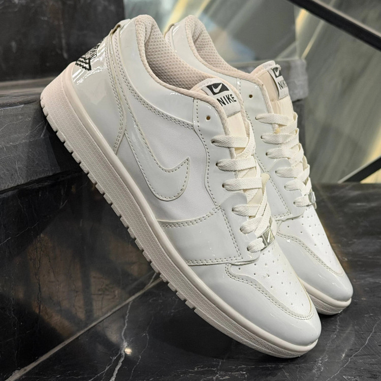 کفش کتانی مردانه نایک جردن 1 سفید تمام ورنی حراجی Nike Jordan 1