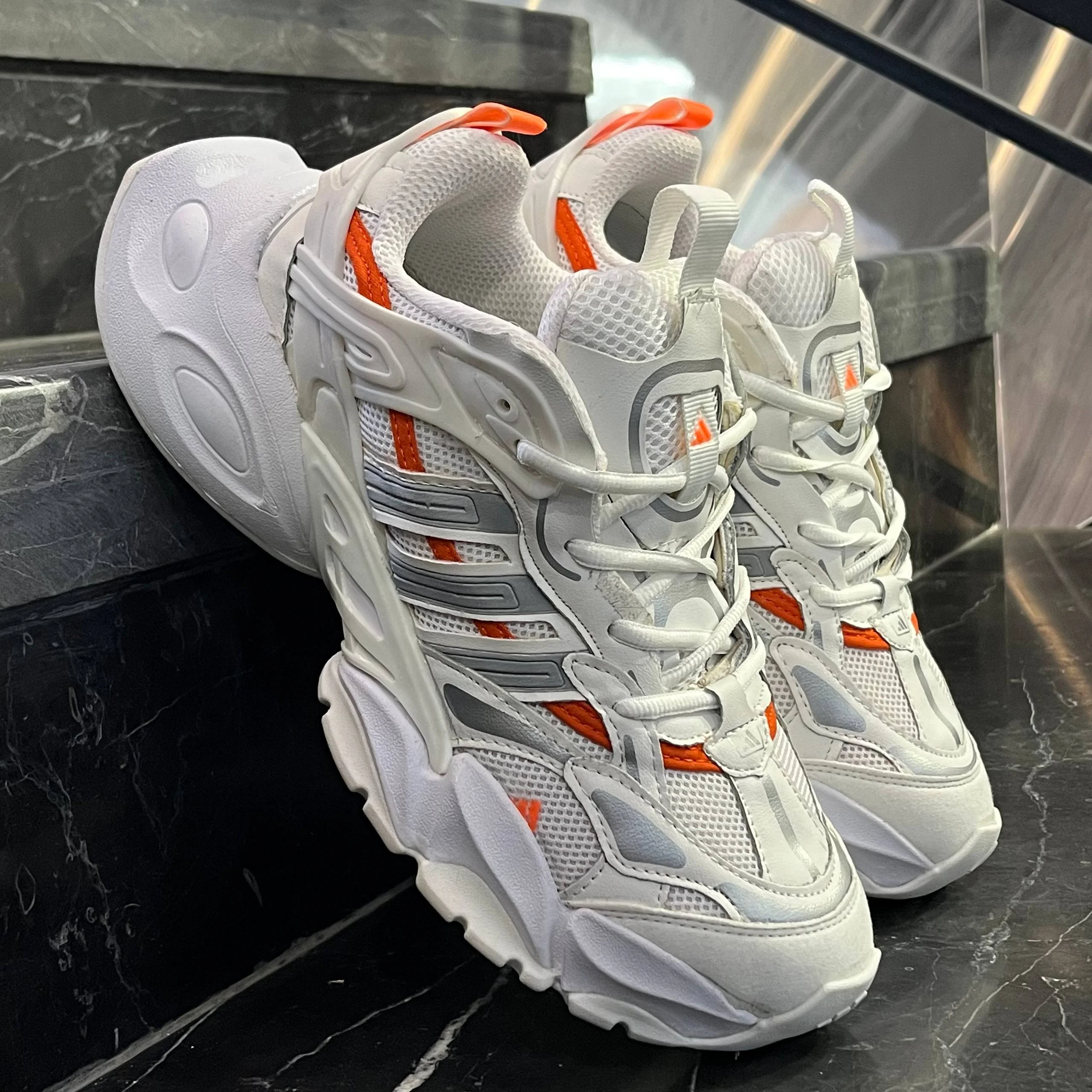 کفش کتانی مردانه آدیداس دیلاکس سفید نارنجی Adidas Deluxe