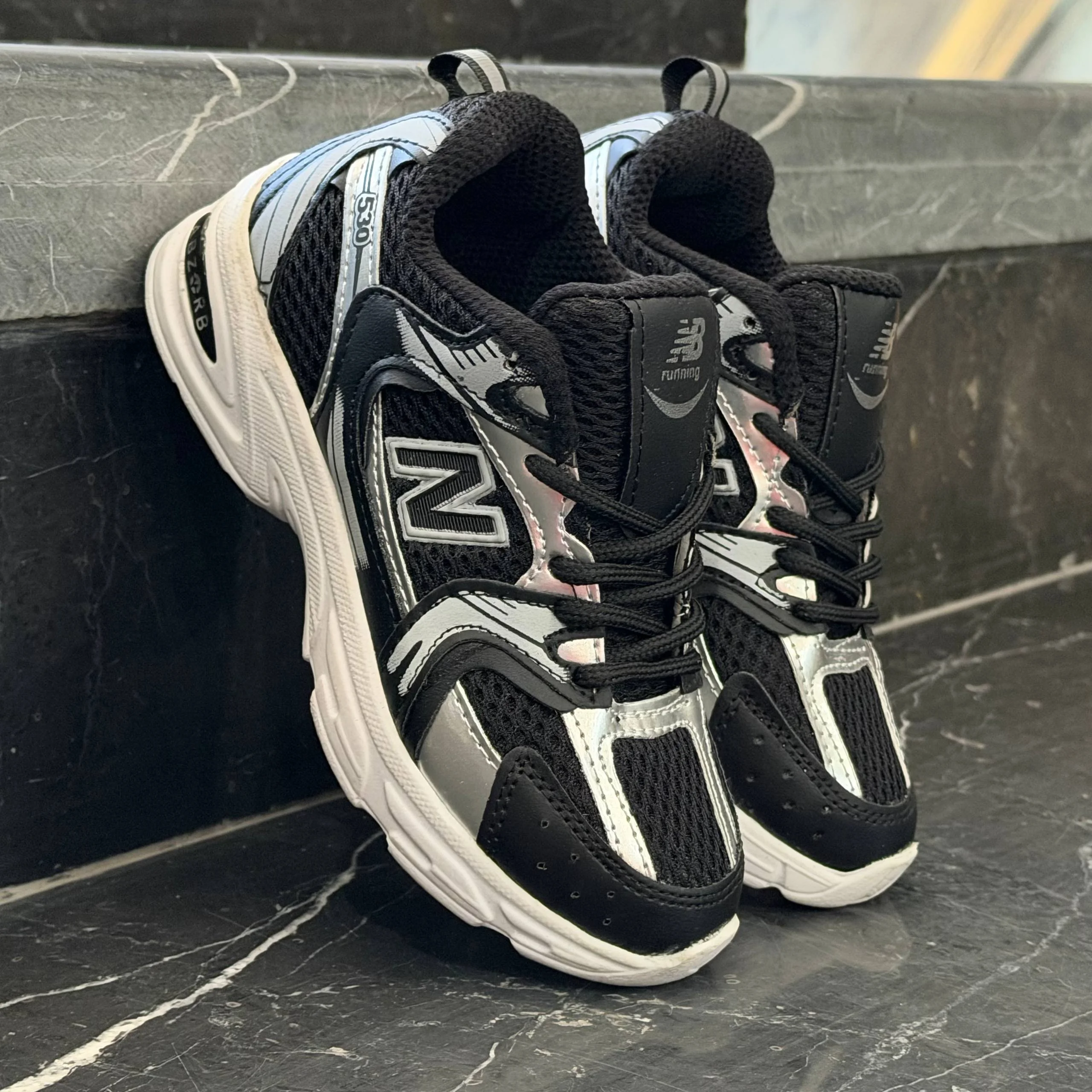 کفش کتانی نیوبالانس 530 بچگانه مشکی زیره سفید NEW BALANCE 530