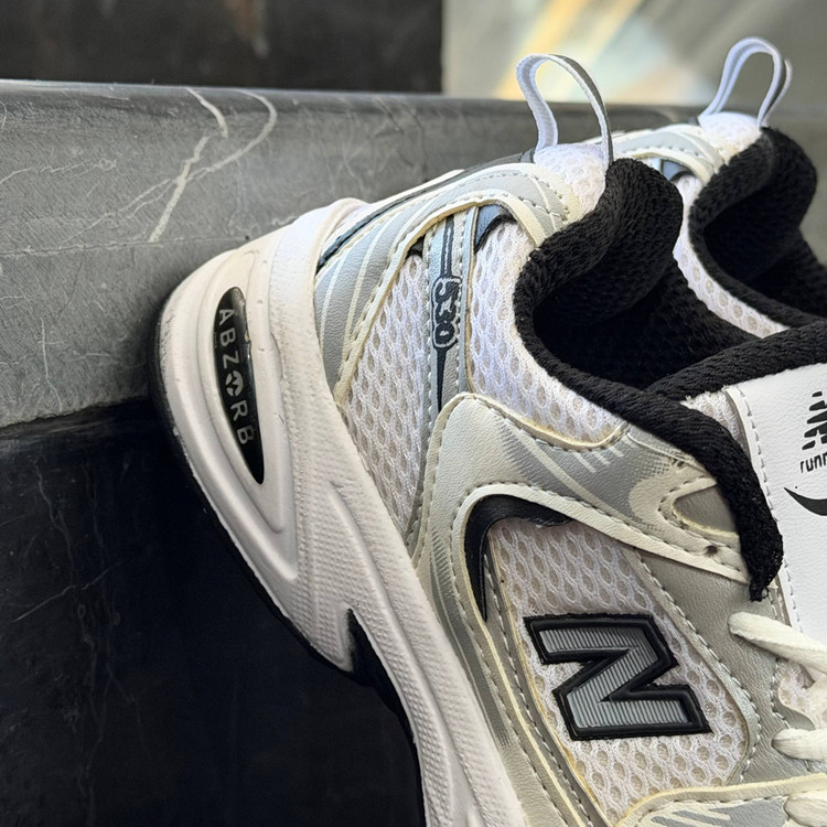 کفش کتانی نیوبالانس 530 سفید مشکی بچگانه NEW BALANCE 530